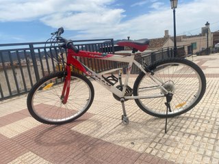 Bicicleta BMAX roja y blanca