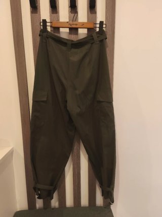 Pantalón cargo verde militar. Talla 38