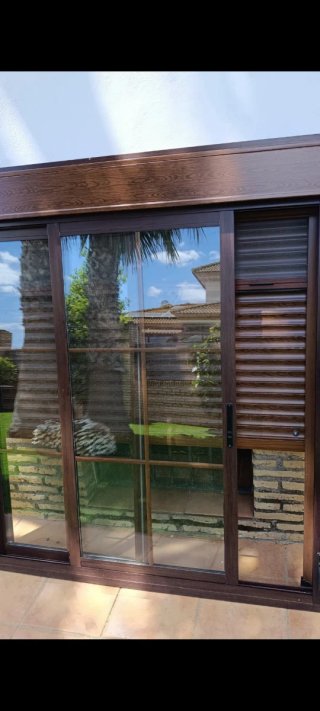 Ventana corredera aluminio color nogal doble crist