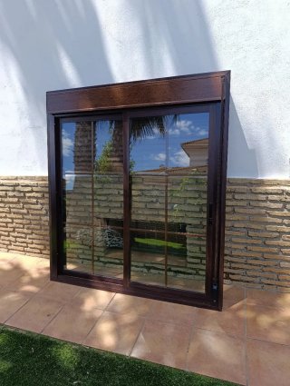 Ventana corredera aluminio color nogal doble crist