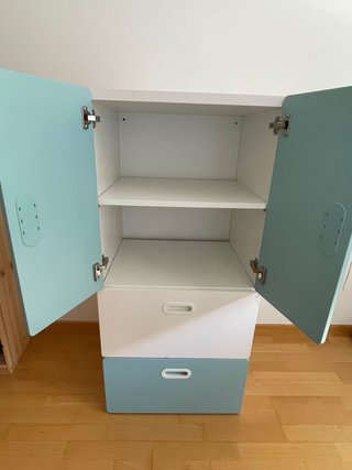 Mueble infantil blanco y azul Ikea