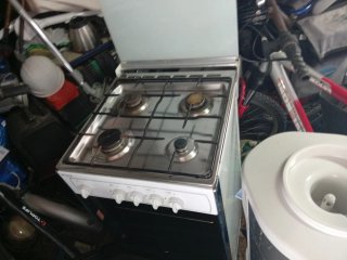 Horno de gas blanco con tapa de cristal