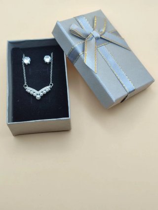 Collar y pendientes plateados con perlas