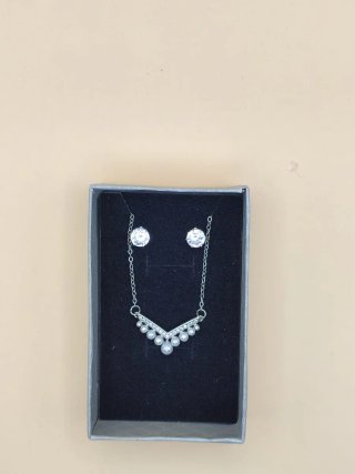 Collar y pendientes plateados con perlas