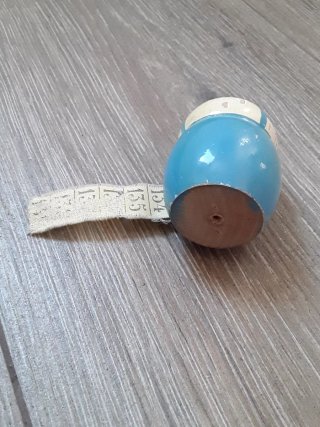 Cinta métrica antigua de juguete