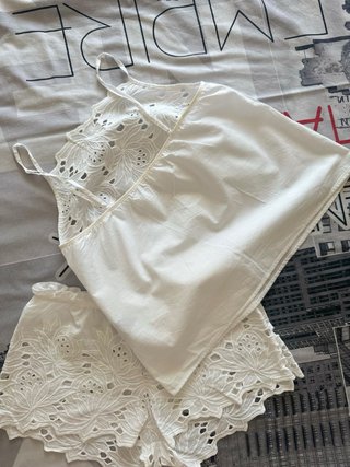 Conjunto Oysho Top y Short Blanco Bordado