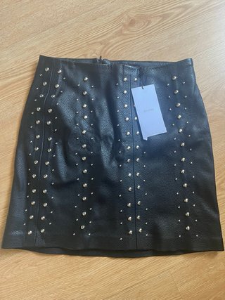Falda Bershka tachuelas negra