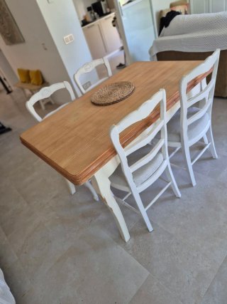Mesa extensible y 4 sillas madera