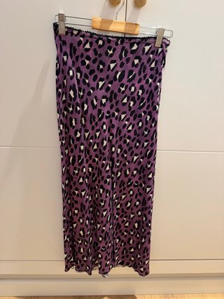 Falda satinada estampado leopardo morado