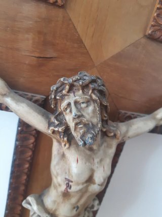 Cruz de madera con figura de Jesucristo (INRI)