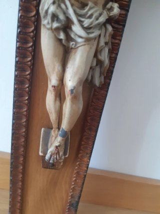Cruz de madera con figura de Jesucristo (INRI)