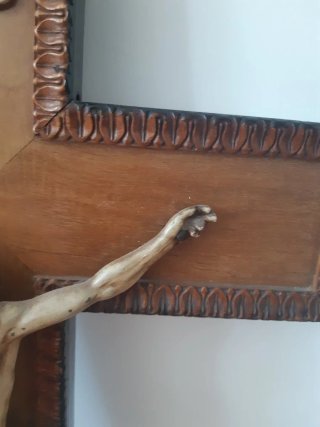 Cruz de madera con figura de Jesucristo (INRI)