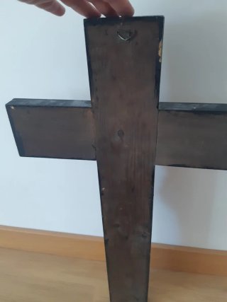 Cruz de madera con figura de Jesucristo (INRI)