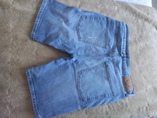 Vaqueros cortos desgastados talla 42
