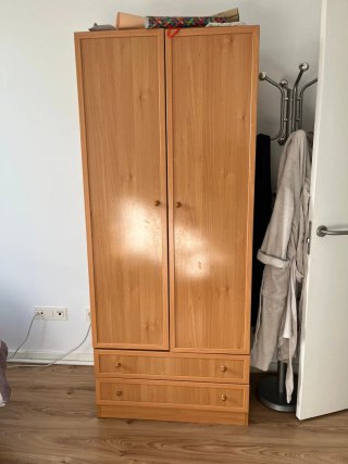 Armario de madera con cajones