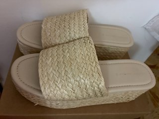 Sandalia zueco de rafia beige