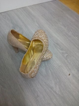 Zapatos de fiesta dorados con pedrería