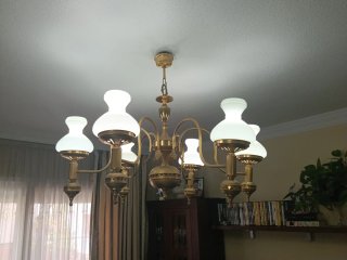 Lámpara de salón dorada y blanca