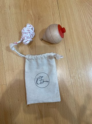 Peonza de madera con cuerda y bolsa
