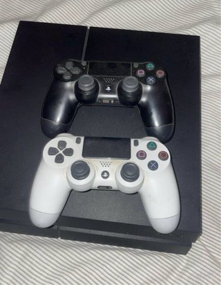Consola PS4 + 2 Juegos