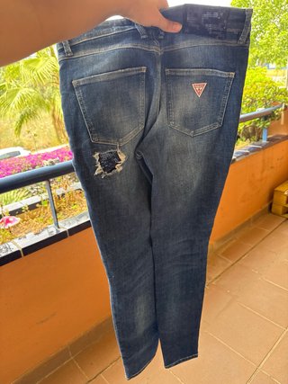 Pantalón vaquero Guess azul con rotos