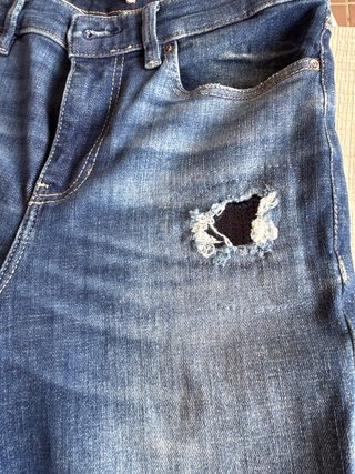 Pantalón vaquero Guess azul con rotos