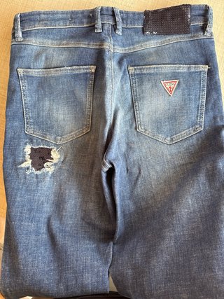 Pantalón vaquero Guess azul con rotos