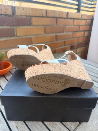 Sandalias cuña blancas y corcho verano