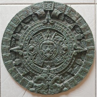 Figura decorativa estilo azteca