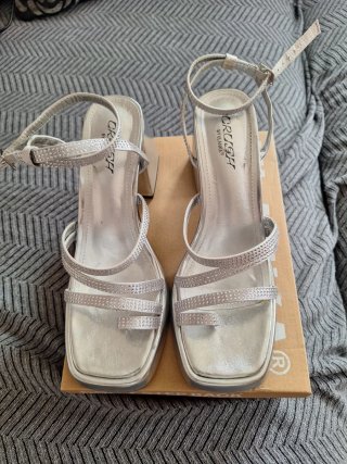 Sandalias color platay brillantitos de tiras