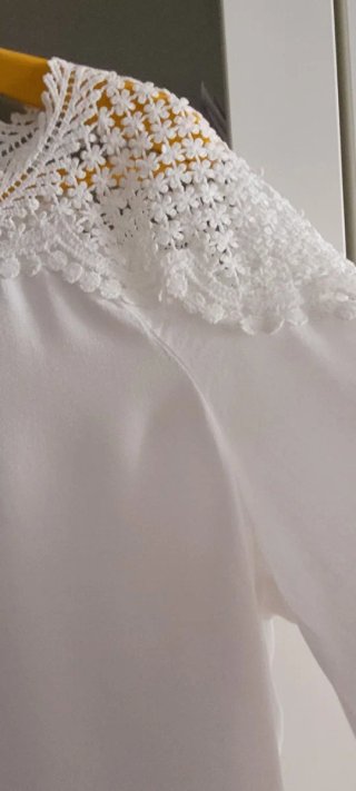 Blusa blanca con encaje