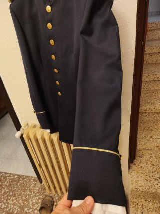 Traje de gala militar negro y dorado