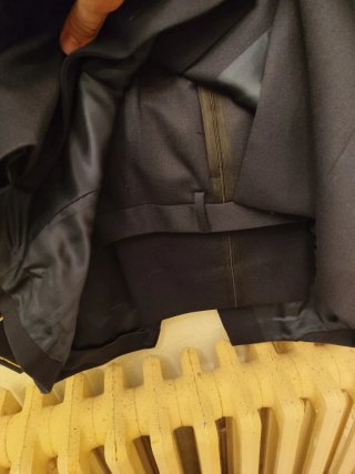 Traje de gala militar negro y dorado