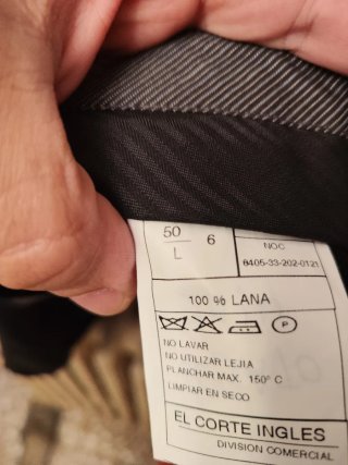 Traje de gala militar negro y dorado