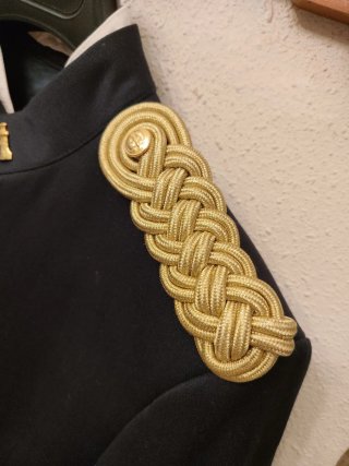 Traje de gala militar negro y dorado