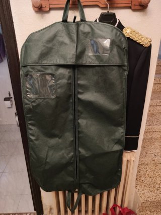 Traje de gala militar negro y dorado