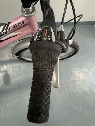 Bicicleta infantil rosa y blanca