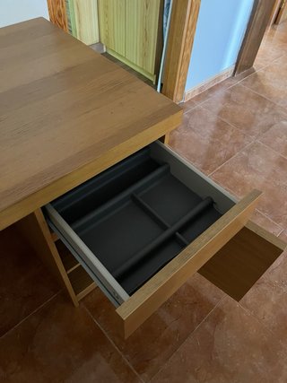 Escritorio de madera con cajones