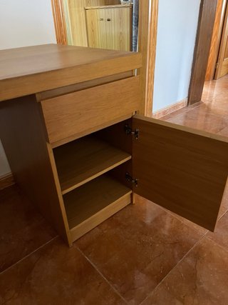 Escritorio de madera con cajones