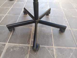 Silla de escritorio IKEA negra con ruedas.