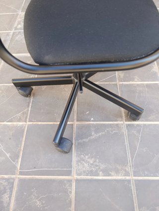 Silla de escritorio IKEA negra con ruedas.