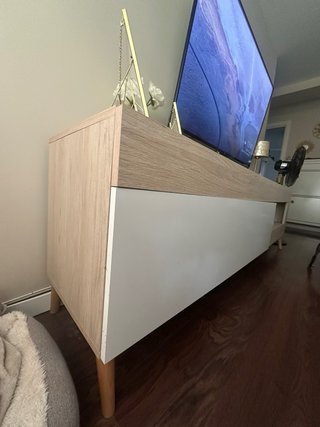 Mueble TV madera y mimbre como nuevo