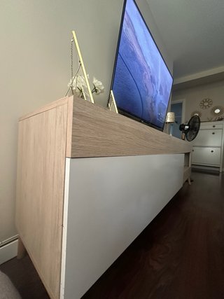 Mueble TV madera y mimbre como nuevo