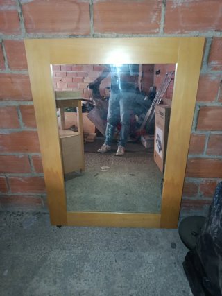 Mueble de baño madera y espejo.
