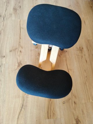 Silla ergonómica de madera y tela negra