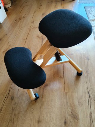 Silla ergonómica de madera y tela negra