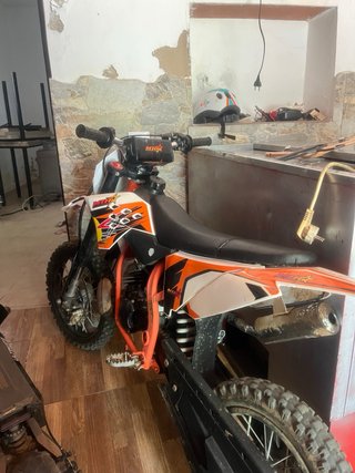 Moto de cross 49cc naranja y blanca