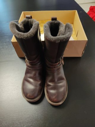 Botas UGG Marrones con Hebillas