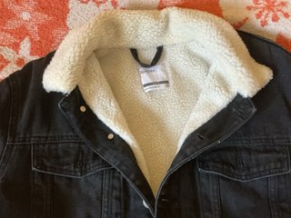 Chaqueta vaquera Bershka forrada hombre negra