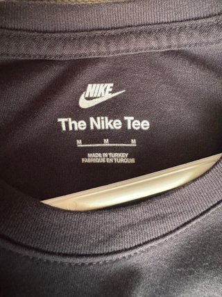 Camiseta Nike Negra con Diseño Gráfico